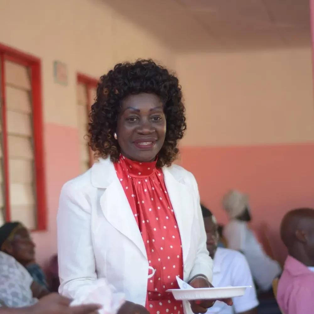 Retrato de Honorine Mangomo sonriendo en el aula de Franceville